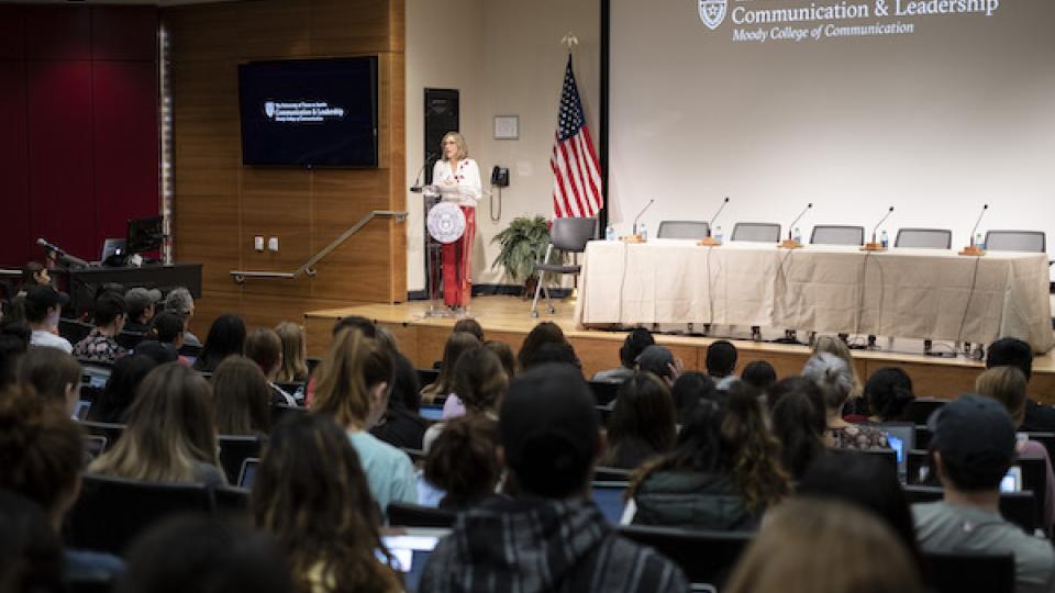 CNN’s Alisyn Camerota speaking to students at a Press Forward event in 2019.